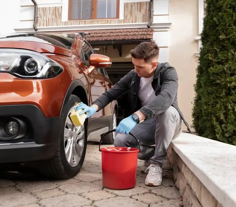 Lavage auto à domicile Jussy-Champagne : professionnel intervenant sur un véhicule